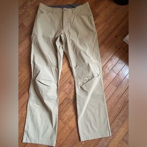 Like new Premium Eddie Bauer men’s pants 32x30 beige